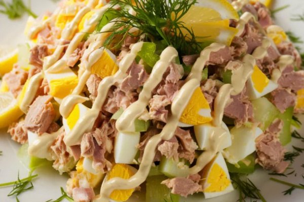 Банка тунца и одно яйцо: как приготовить вкусный салат из простых продуктов