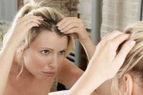 Опасность вырывания седых волос раскрыл трихолог