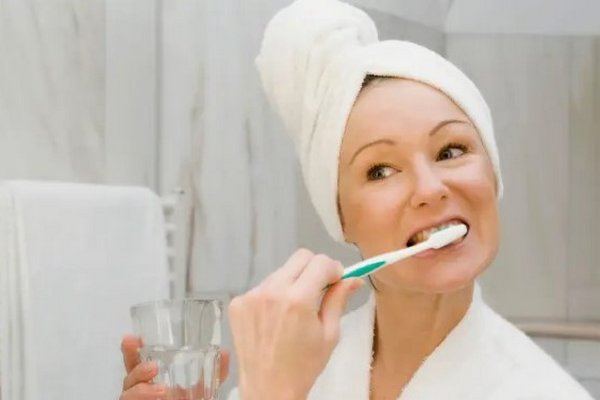 Врачи рассказали, почему нельзя чистить зубы сразу после еды