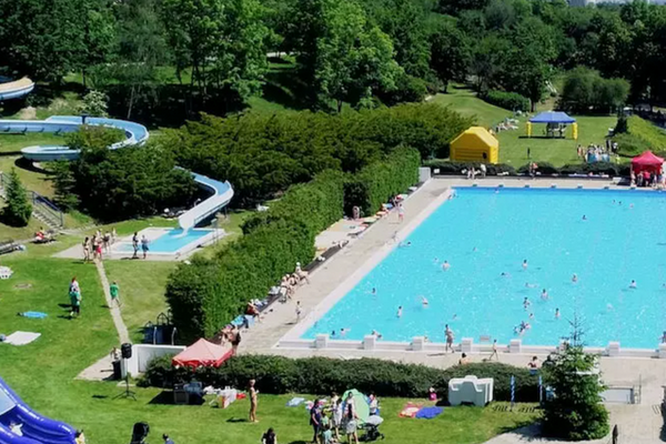 Где в Праге покупаться и позагорать летом: список городских бассейнов и пляжей