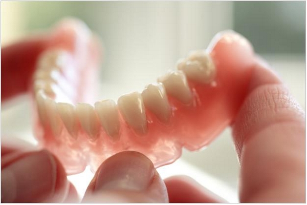 В каких случаях требуется протезирование зубов