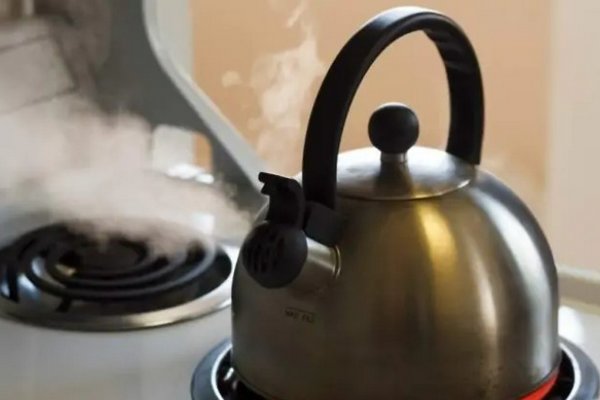 Три дешевых и действенных способа, которые мгновенно очистят чайник от накипи