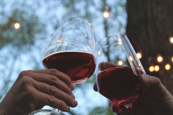 Как правильно подавать красное сухое вино