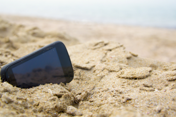Как защитить смартфон от солнца и воды на пляже: четыре полезных совета