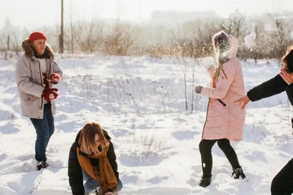 Как правильно ходить по льду и зачем нужен пакет на ноги: 10 необычных советов на зиму