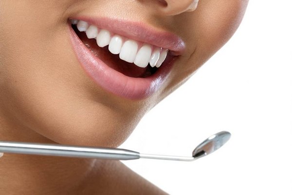 Белые зубы: от чего зависит цвет эмали
