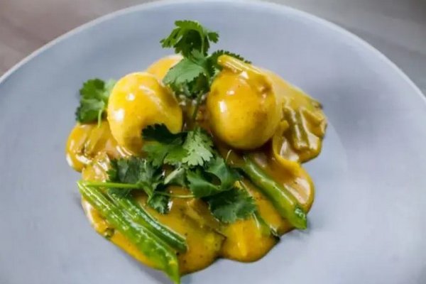 Красивый завтрак: простой рецепт яиц в соусе карри