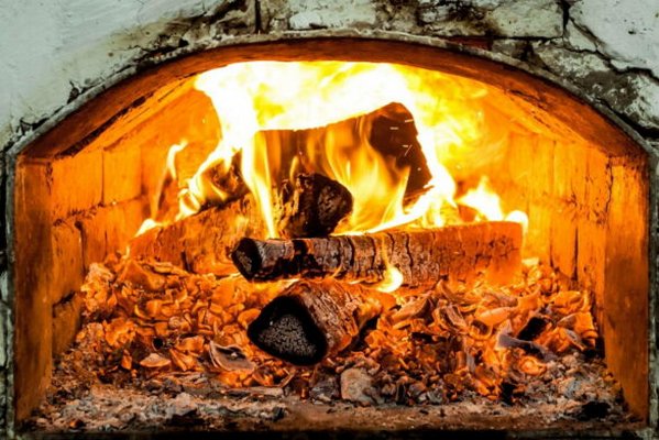 Как правильно обогревать дом дровами, чтобы дольше удержать тепло: три полезных лайфхака
