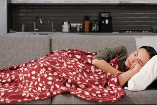 Вредно ли спать на диване: все о влиянии на здоровье
