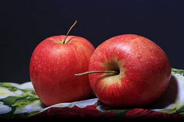 Большинство людей неправильно едят яблоки