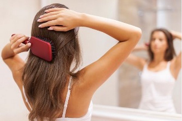 Почему волосы остаются на расческе, и как это предотвратить: советы дерматолога