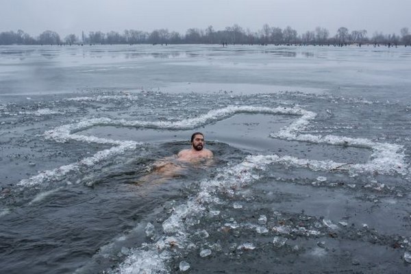 Врач рассказал, действительно ли купание в холодной воде полезно для здоровья