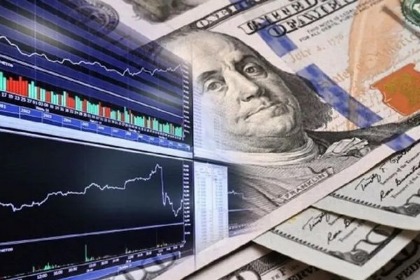 Доллар постоянно дешевеет: эксперт объяснил, вернет ли валюта довоенную стоимость
