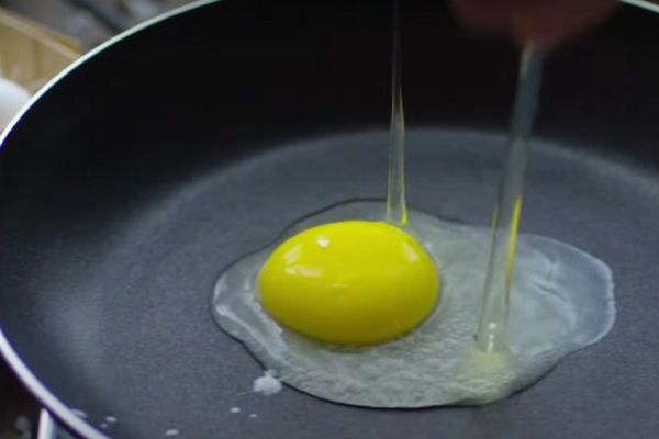 Почему почти все жарят яйца неправильно: три самые распространенные ошибки, которые портят блюдо