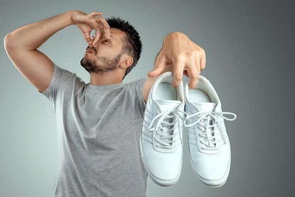 Названы 5 средств, которые помогут избавиться от неприятного запаха в обуви