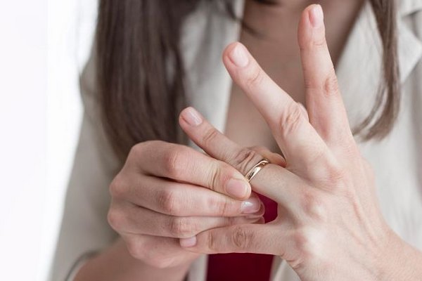Вот что поможет снять кольцо с опухшего пальца дома: действенные способы