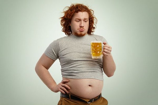 Действительно ли от пива растет живот? Эксперт объяснил это с научной точки зрения