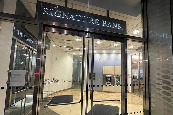 В Нью-Йорке закрыт Signature Bank, который был популярен среди владельцев криптовалют