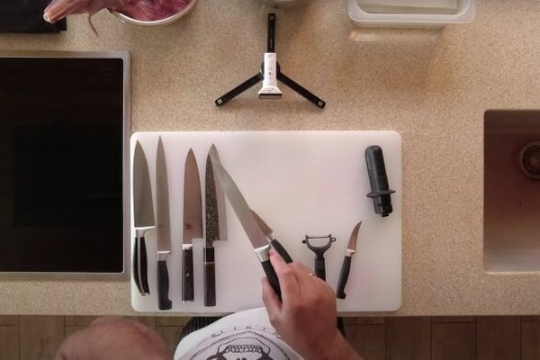 Простой, но хитрый способ: как наточить кухонный нож без точильного бруска, понадобится не больше минуты