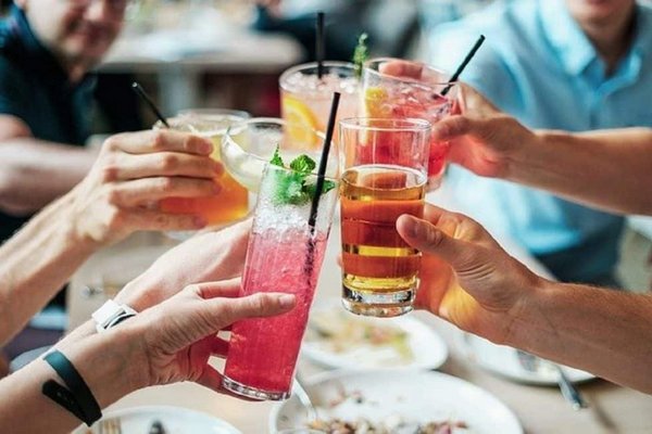 Какие два «здоровых» напитка могут повысить уровень сахара в крови больше, чем фруктовый сок