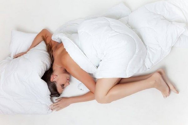 Ученые рассказали, как избежать отеков после сна