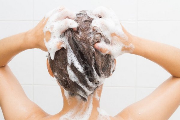 Эксперты рассказали, нужно ли во время мытья головы дважды намыливать волосы
