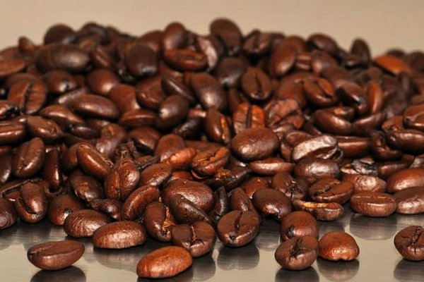 Диетолог назвала «здоровую» добавку к кофе, которая на самом деле приводит к серьезным проблемам с кишечником