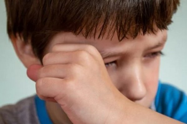 Почему дети трут глаза: врач назвал возможные причины и дал родителям шесть простых советов