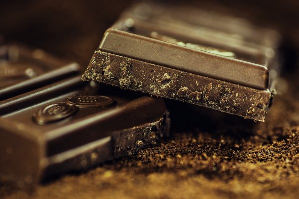 Какой шоколад полезен, кому он может навредить и чем его заменить: советы диетолога