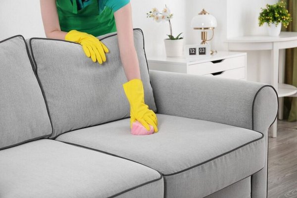 Масляные пятна сразу исчезнут: как эффективно отчистить диван