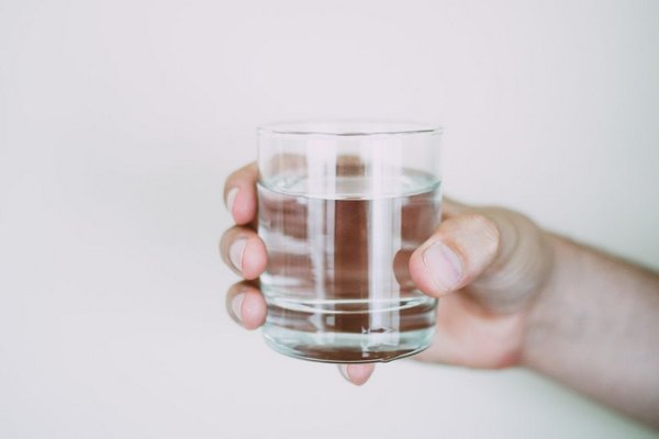 Сколько нужно пить воды во время жары: полезные советы