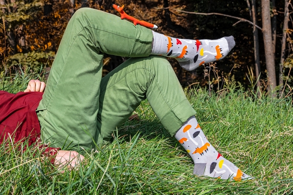 Кольорові шкарпетки у різних образах: що потрібно знати