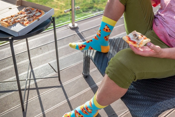 Кольорові шкарпетки у різних образах: що потрібно знати