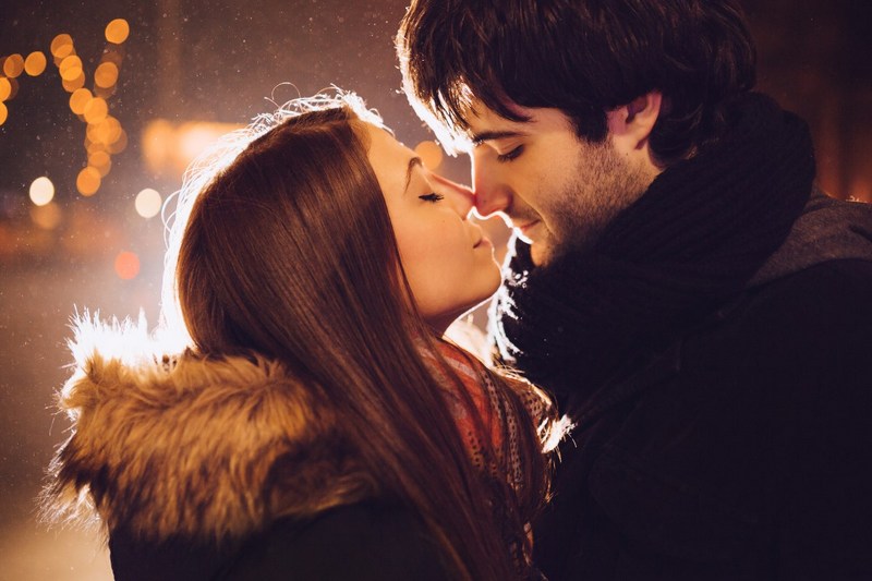 Нейросеть научили искать на видео целующихся людей