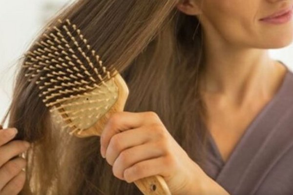 Чтобы волосы были здоровыми и красивыми: зачем мыть расческу и как это делать эффективно