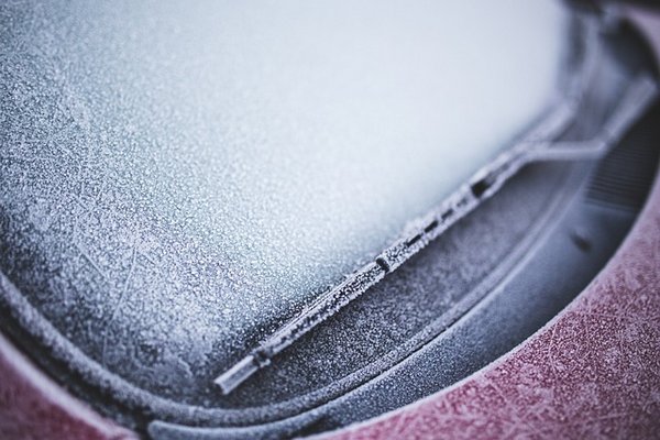 Эксперт поделился лайфхаком, как защитить лобовое стекло автомобиля от замерзания