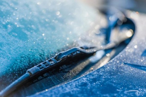 Эксперты объяснили, почему не следует мыть лобовое стекло кипятком зимой