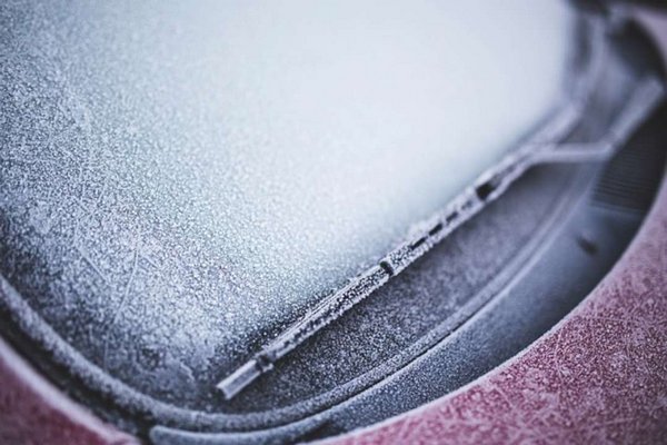 Как защитить лобовое стекло автомобиля от замерзания