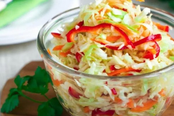 Пикантный салатик на каждый день: рецепт простой закуски из трех ингредиентов
