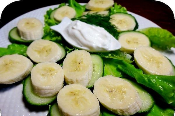 Салат из бананов и свежих огурцов