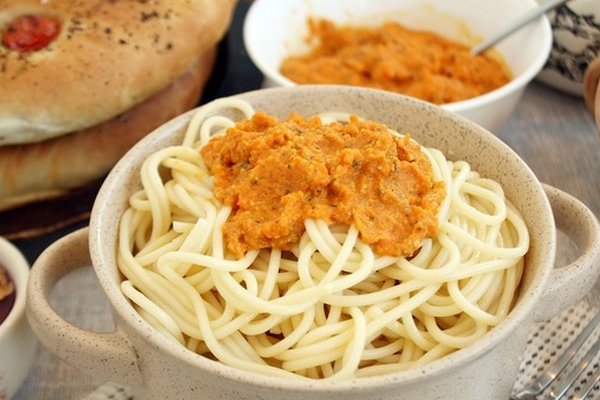 Пикантный соус из орехов к спагетти