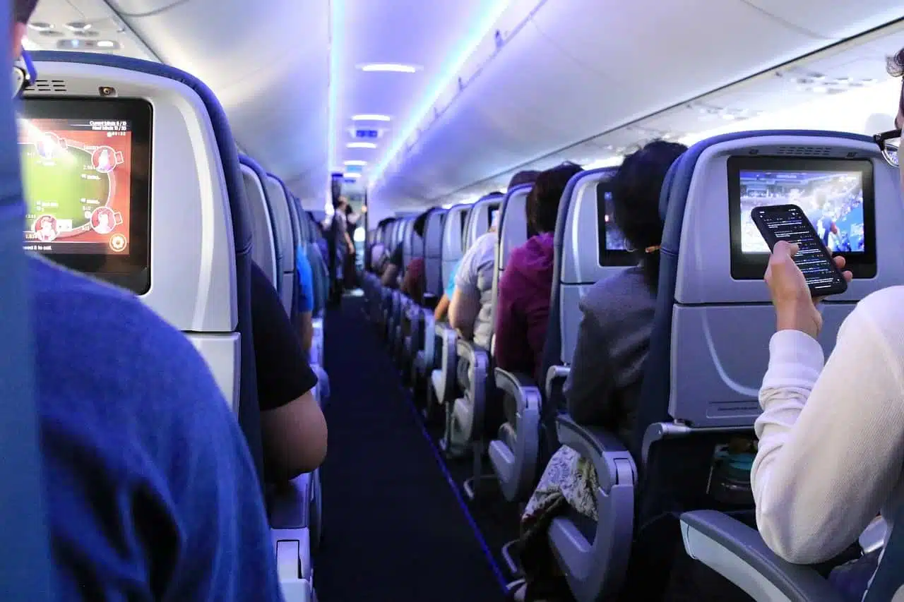 Экс-стюардесса назвала самую большую опасность, которая угрожает здоровью пассажиров