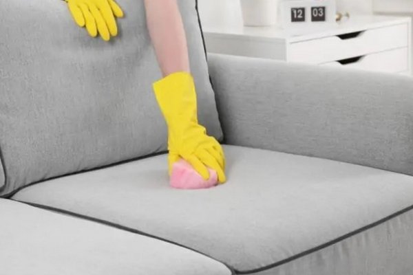 Клининг вызывать не обязательно: как эффективно очистить обивку мягкой мебели