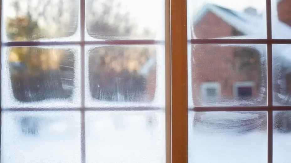 Потребуется всего один предмет: как утеплить окна зимой, если еще не сделали этого