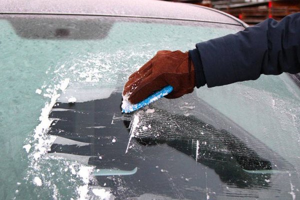 Замерзло стекло в машине: что ни в коем случае не стоит делать