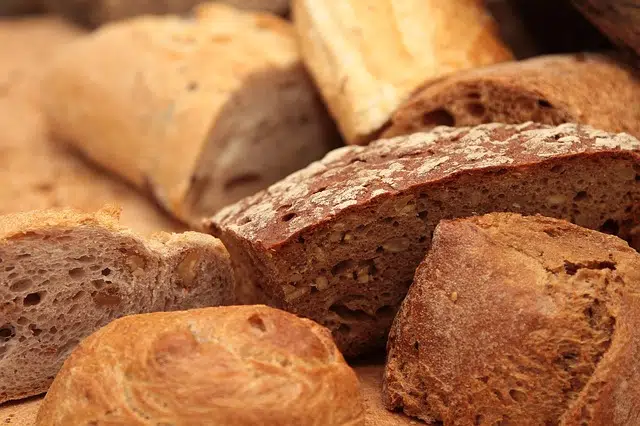 Почему нарезанный хлеб может быть вредным для здоровья - врач