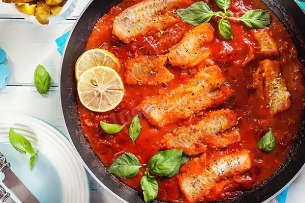 Отличный вариант легкого ужина: вкуснейшая рыба в томатном соусе