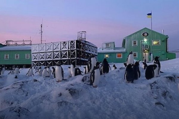 Летнюю ночь в Антарктике показали украинские полярники