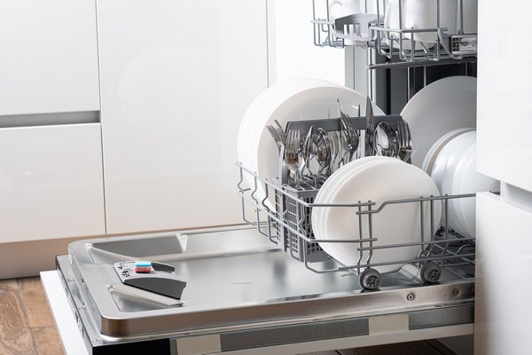 Зачем в посудомоечную машину нужно добавлять соль: инструкция