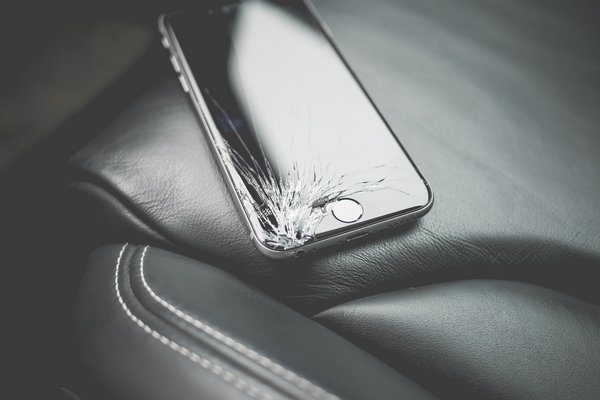 Почему не стоит пользоваться смартфоном с разбитым экраном: какие могут быть последствия